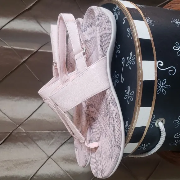 NWOT- Vionic ‘Rest Tala’ T-Strap Sandals