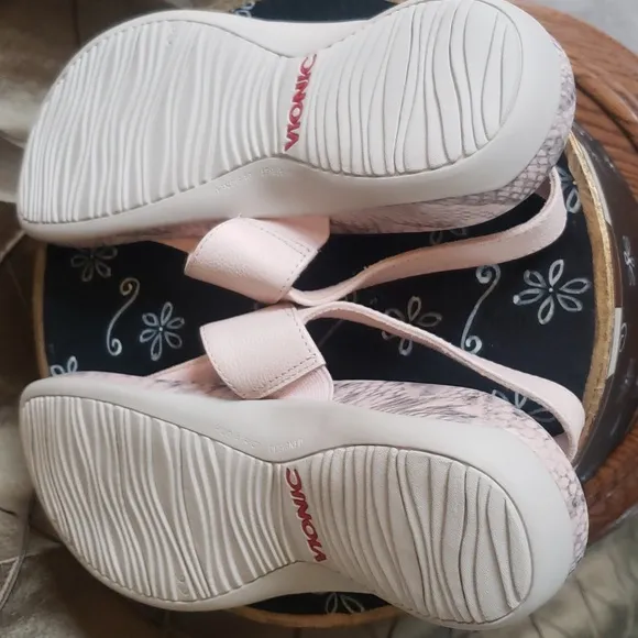 NWOT- Vionic ‘Rest Tala’ T-Strap Sandals
