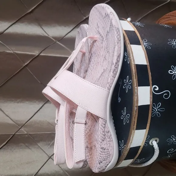NWOT- Vionic ‘Rest Tala’ T-Strap Sandals