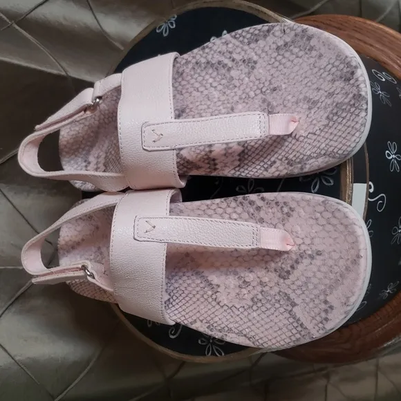 NWOT- Vionic ‘Rest Tala’ T-Strap Sandals