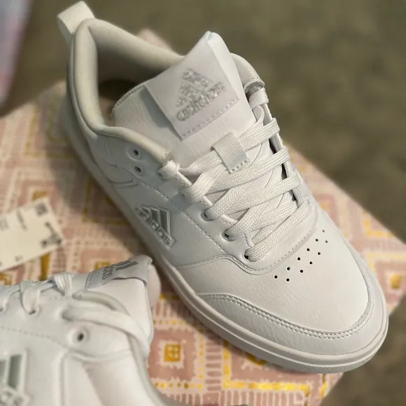 NWT adidas low-top sneakers size 7