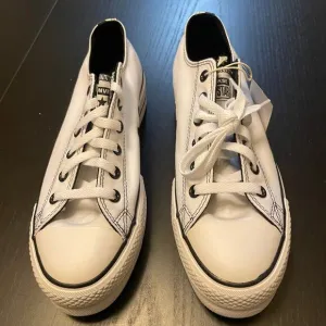 NWT Converse All Stars Lift Platform Sneakers - Women Size 9.5 - White and Black