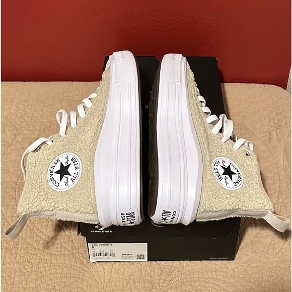NWT. Converse Chuck Taylor All Star Move Platform Sherpa Sneakers Sz 5 Women’s 7