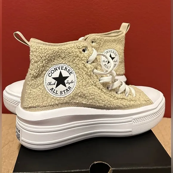NWT. Converse Chuck Taylor All Star Move Platform Sherpa Sneakers Sz 5 Women’s 7