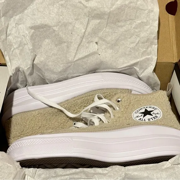 NWT. Converse Chuck Taylor All Star Move Platform Sherpa Sneakers Sz 5 Women’s 7