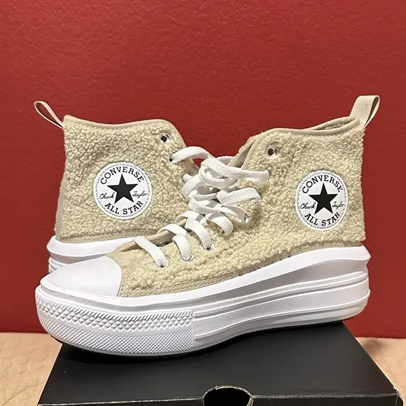 NWT. Converse Chuck Taylor All Star Move Platform Sherpa Sneakers Sz 5 Women’s 7