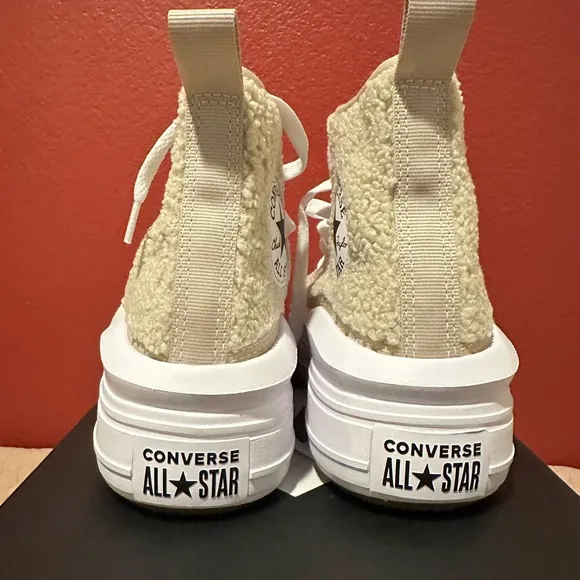 NWT. Converse Chuck Taylor All Star Move Platform Sherpa Sneakers Sz 5 Women’s 7