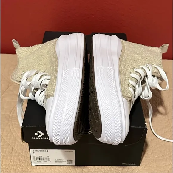 NWT. Converse Chuck Taylor All Star Move Platform Sherpa Sneakers Sz 5 Women’s 7