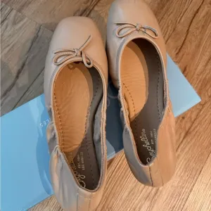 NWT Cream Flats with Textured Fabric and Classic Silhouette