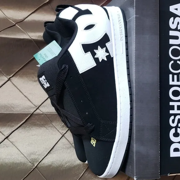 NWT- DC ‘Court Graffik’ Low Top Skate Sneakers