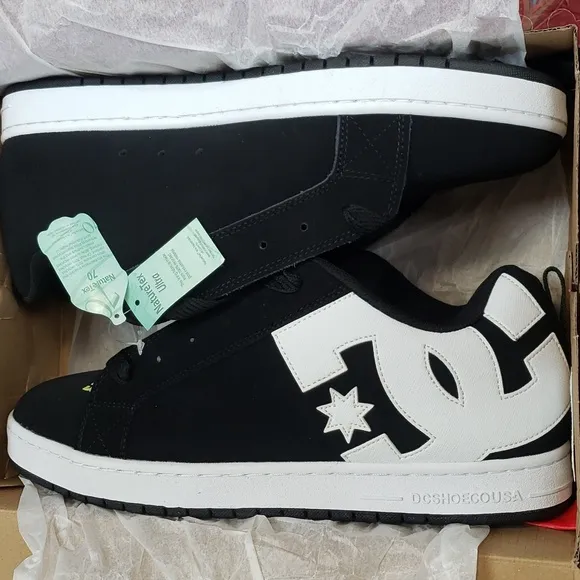 NWT- DC ‘Court Graffik’ Low Top Skate Sneakers