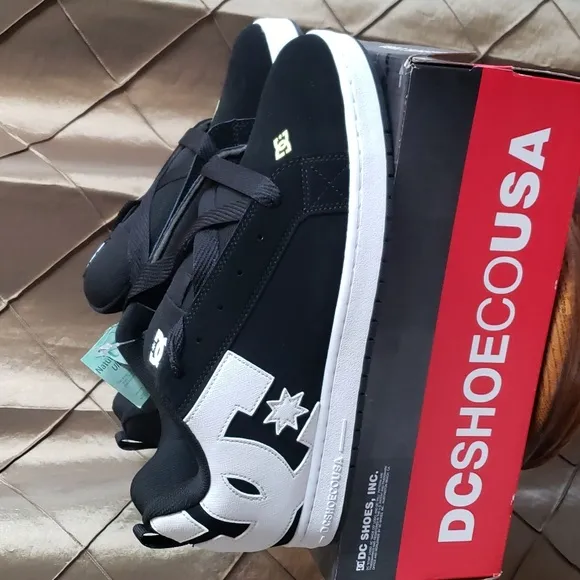 NWT- DC ‘Court Graffik’ Low Top Skate Sneakers