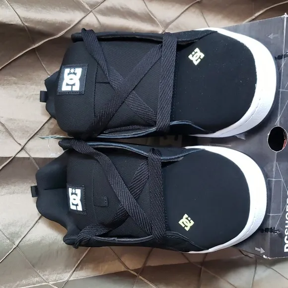 NWT- DC ‘Court Graffik’ Low Top Skate Sneakers