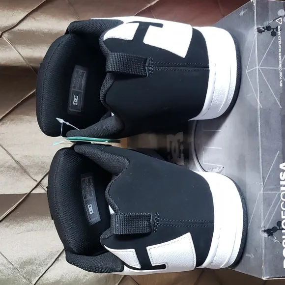 NWT- DC ‘Court Graffik’ Low Top Skate Sneakers