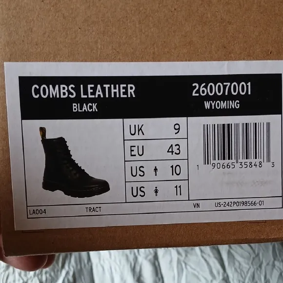 NWT Dr. Martens Black Combs Leather Combat Boots Size 10