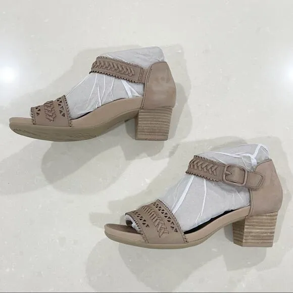 NWT Earth Ivy Seneca Heeled Leather Sandals Dark Blush 9