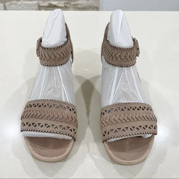 NWT Earth Ivy Seneca Heeled Leather Sandals Dark Blush 9