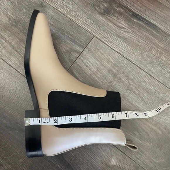 NWT. Everlane Italian Leather Square Toe Chelsea Ankle Boots. Tan. Size: 7