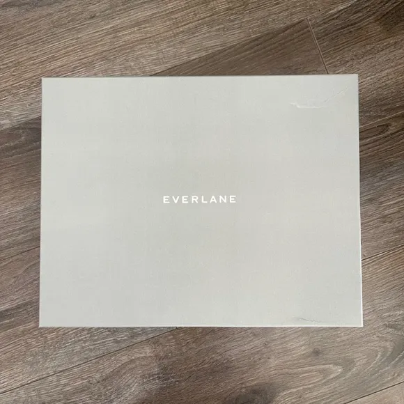 NWT. Everlane Italian Leather Square Toe Chelsea Ankle Boots. Tan. Size: 7