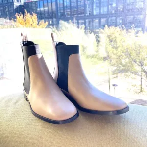 NWT. Everlane Italian Leather Square Toe Chelsea Ankle Boots. Tan. Size: 7