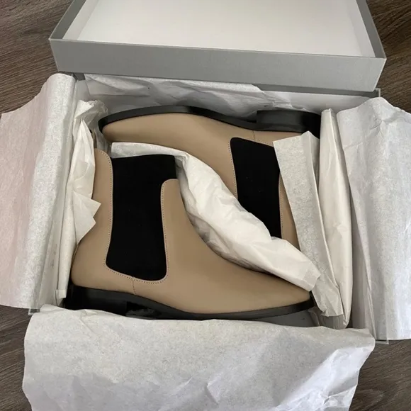 NWT. Everlane Italian Leather Square Toe Chelsea Ankle Boots. Tan. Size: 7
