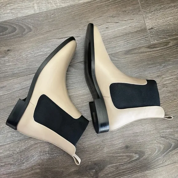 NWT. Everlane Italian Leather Square Toe Chelsea Ankle Boots. Tan. Size: 7