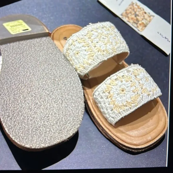 NWT Free People NEW IN BOX crochet cream sandals slip on tan/cream Sz 37.5 / 7.5