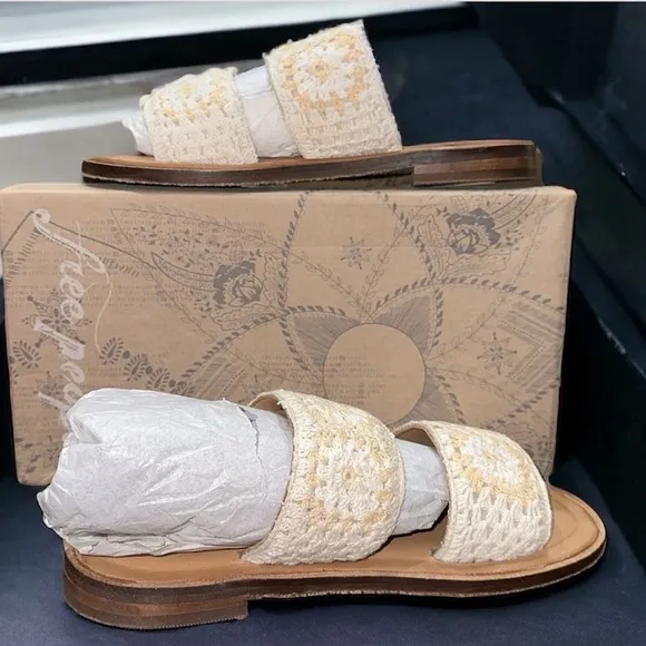 NWT Free People NEW IN BOX crochet cream sandals slip on tan/cream Sz 37.5 / 7.5
