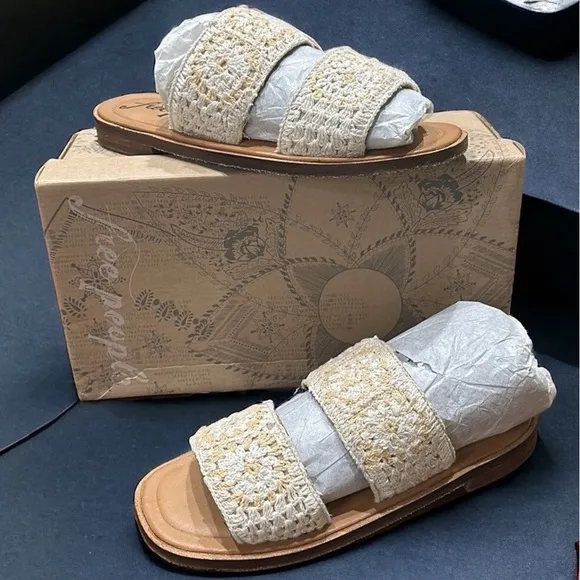 NWT Free People NEW IN BOX crochet cream sandals slip on tan/cream Sz 37.5 / 7.5