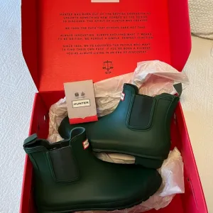 NWT Hunter Chelsea boots