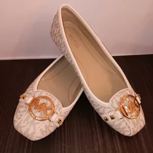 NWT IN BOX 💥 MICHAEL KORS Vanilla Fulton Studded Logo Moccasins w/Gold MK Logo