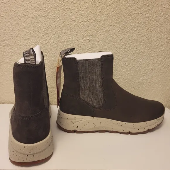 NWT Kodiak Brown Leather Takla Chelsea Boots Size 11