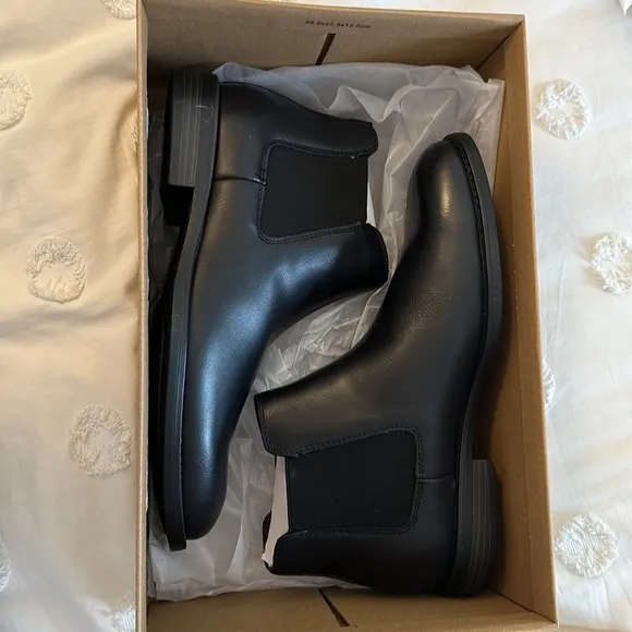 NWT Men’s madden maxxin black Chelsea boots size 8.5