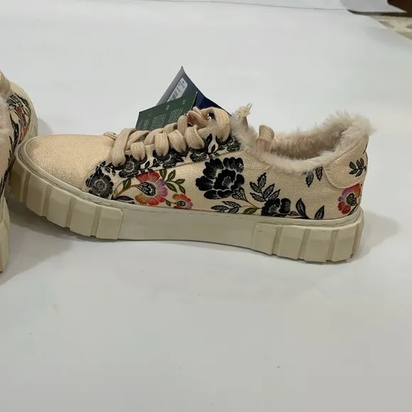 NWT Romantic Garden Platform Sneaker Size 8.5 Canvas With Floral Print