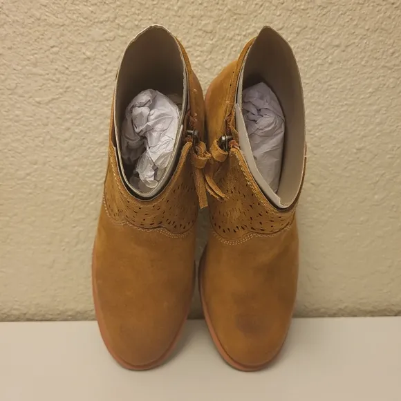 NWT Söfft Honey Leather Barina Chelsea Boots Size 6½