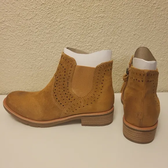NWT Söfft Honey Leather Barina Chelsea Boots Size 6½