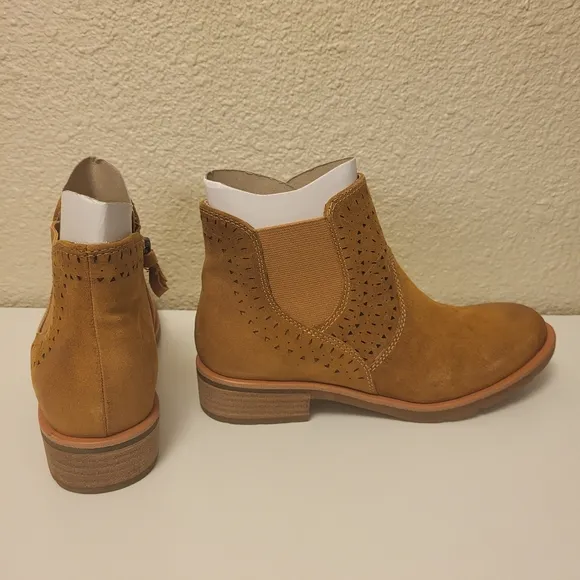 NWT Söfft Honey Leather Barina Chelsea Boots Size 6½