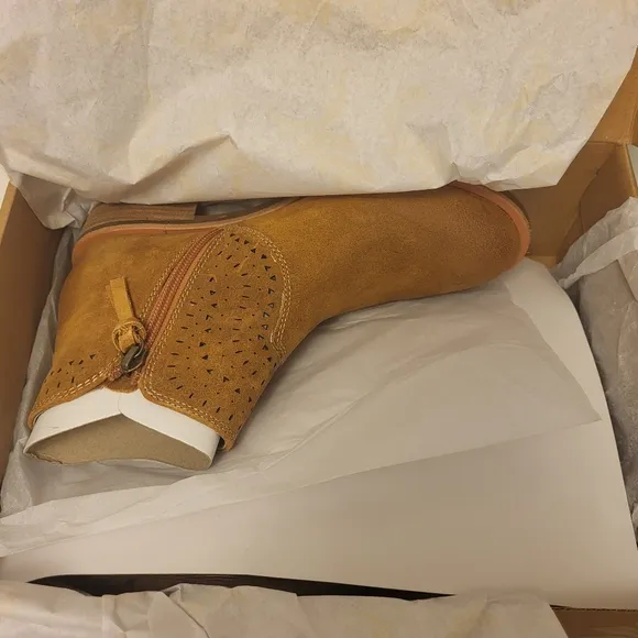 NWT Söfft Honey Leather Barina Chelsea Boots Size 6½