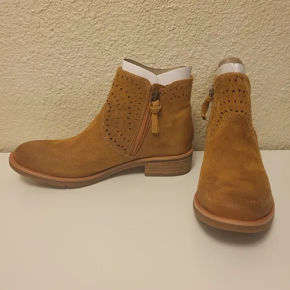 NWT Söfft Honey Leather Barina Chelsea Boots Size 6½