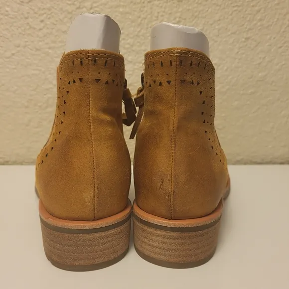 NWT Söfft Honey Leather Barina Chelsea Boots Size 6½