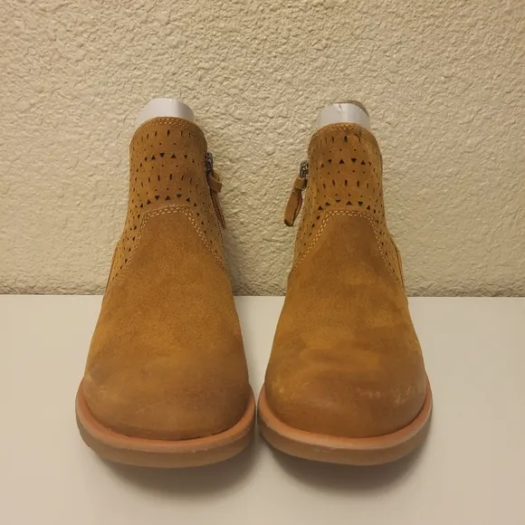 NWT Söfft Honey Leather Barina Chelsea Boots Size 6½