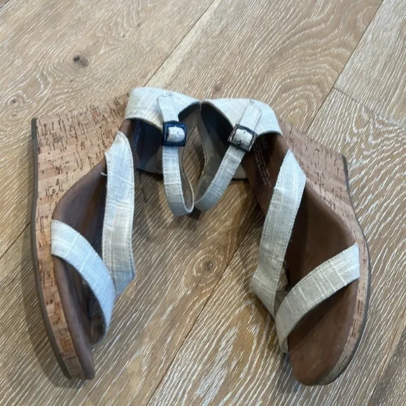 NWT Toms Clarissa Wedge Espadrilles Sandals