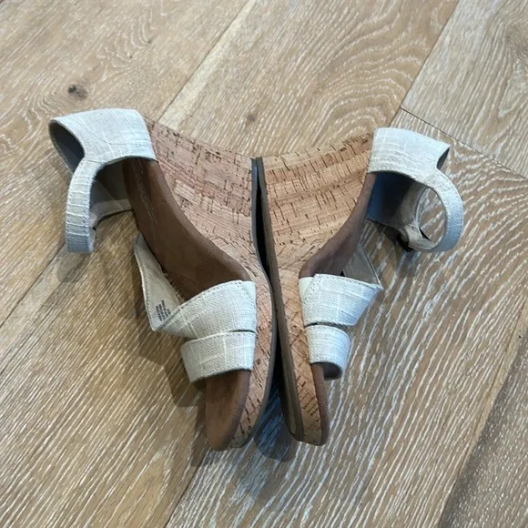 NWT Toms Clarissa Wedge Espadrilles Sandals