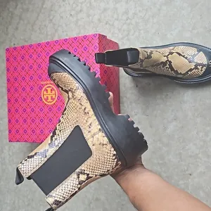 🔥NWT Tory Burch Chelsea Boots, sz 6.5