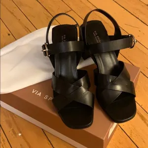 NWT Via Spiga Opal Leather Block Heel Sandal