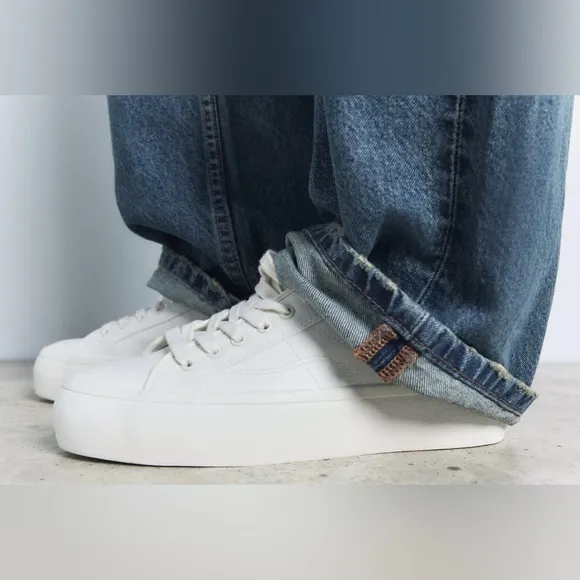 NWT. Zara White Athletic Platform Casual Sneakers. Size 11.