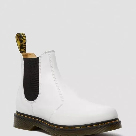 NWT Dr. Martens Smooth Leather Chelsea Boots.