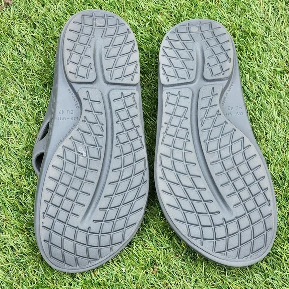 OOFOS - Womens Sandals - SIZE 11