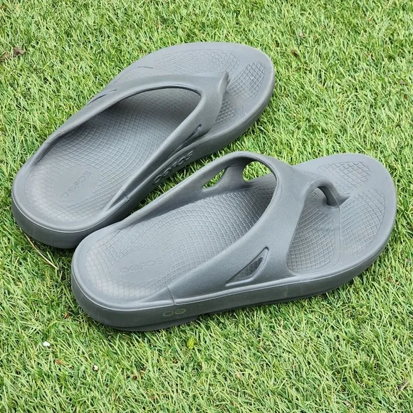 OOFOS - Womens Sandals - SIZE 11