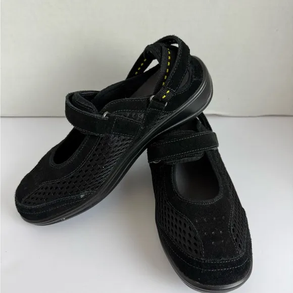 OrthOFeet Black Slip-On Flats with Adjustable Strap and Cushioned Sole 8D